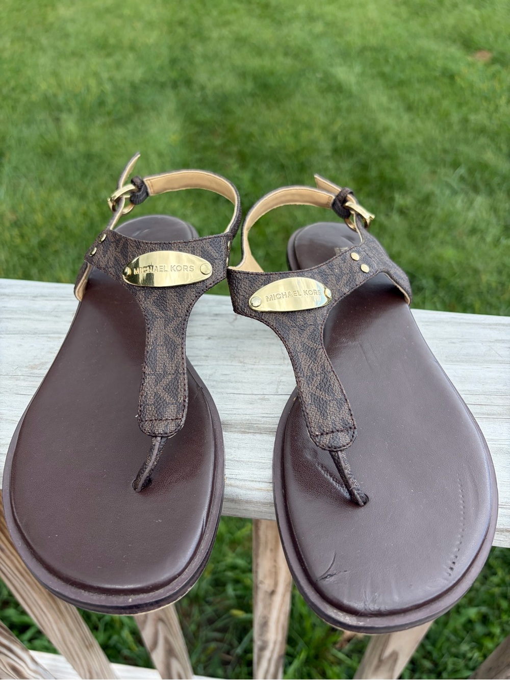 Michael Kors Women's MK Logo Plate Thong Sandal Brown 7.5M Small Flaw